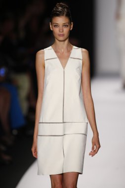 carolina herrera göstermek de pist model yürür