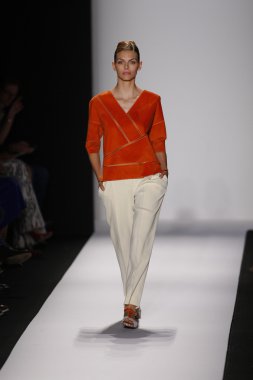 carolina herrera göstermek de pist model yürür