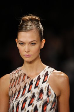 Karlie kloss carolina herrera gösterisi