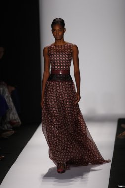 carolina herrera göstermek de pist model yürür