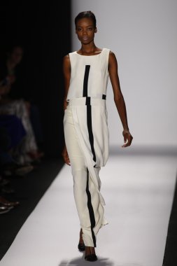 carolina herrera göstermek de pist model yürür