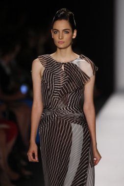 carolina herrera göstermek de pist model yürür