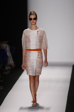 carolina herrera göstermek de pist model yürür