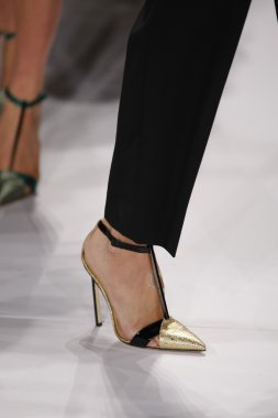 carolina herrera göstermek de pist model yürür