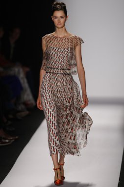 carolina herrera göstermek de pist model yürür