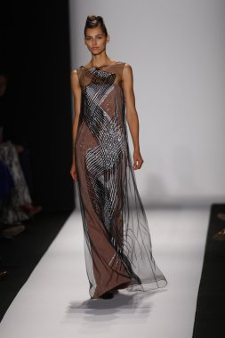 carolina herrera göstermek de pist model yürür