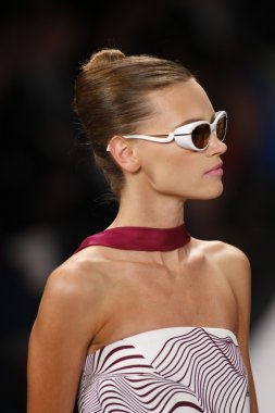 carolina herrera göstermek de pist model yürür