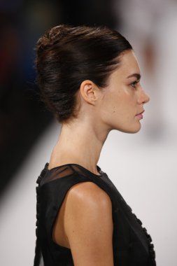 carolina herrera göstermek de pist model yürür