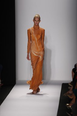 carolina herrera göstermek de pist model yürür