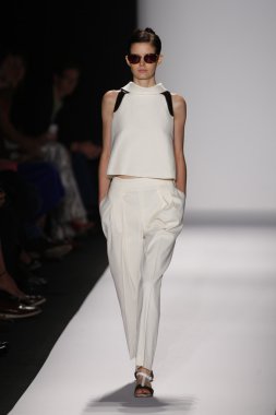 carolina herrera göstermek de pist model yürür