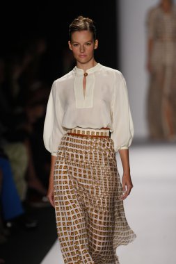 carolina herrera göstermek de pist model yürür