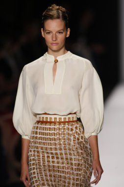 carolina herrera göstermek de pist model yürür