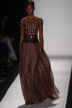 carolina herrera göstermek de pist model yürür