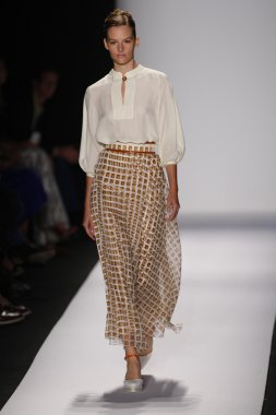 carolina herrera göstermek de pist model yürür