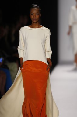 carolina herrera göstermek de pist model yürür