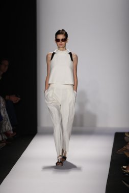 carolina herrera göstermek de pist model yürür