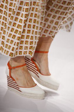 carolina herrera Show'da model yürür