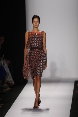 carolina herrera göstermek de pist model yürür