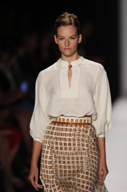 carolina herrera göstermek de pist model yürür