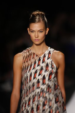 Karlie kloss carolina herrera gösterisi