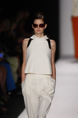 carolina herrera göstermek de pist model yürür
