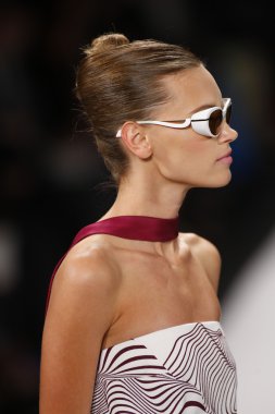 carolina herrera göstermek de pist model yürür