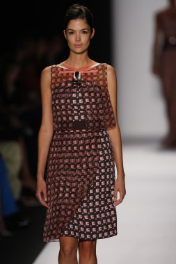 carolina herrera göstermek de pist model yürür