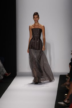 carolina herrera göstermek de pist model yürür