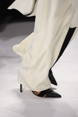 carolina herrera Show'da model yürür