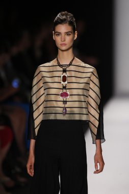 carolina herrera göstermek de pist model yürür