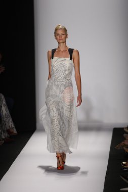 carolina herrera göstermek de pist model yürür