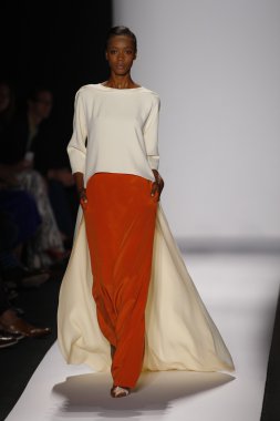 carolina herrera göstermek de pist model yürür