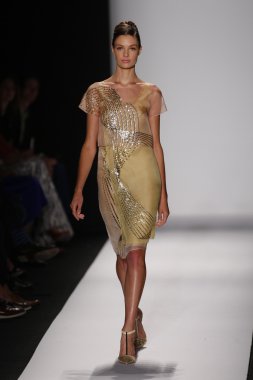 carolina herrera göstermek de pist model yürür