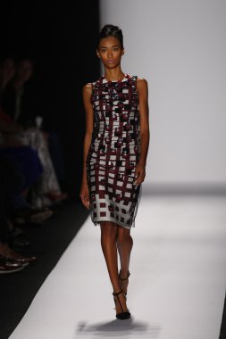 carolina herrera göstermek de pist model yürür