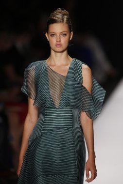 carolina herrera göstermek de pist model yürür