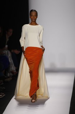 carolina herrera göstermek de pist model yürür