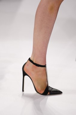 carolina herrera Show'da model yürür
