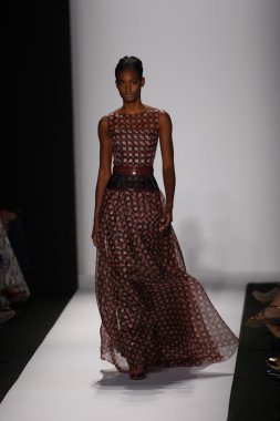 carolina herrera göstermek de pist model yürür