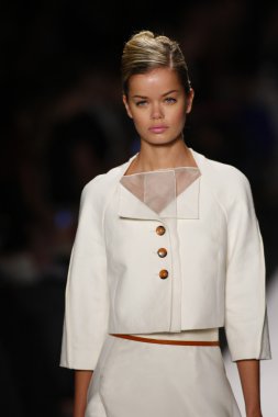 carolina herrera göstermek de pist model yürür