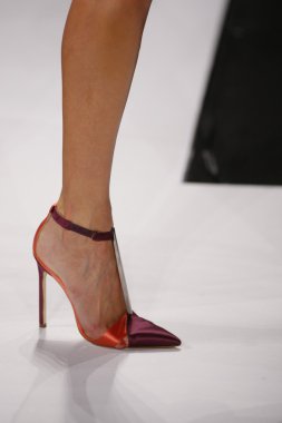 carolina herrera Show'da model yürür