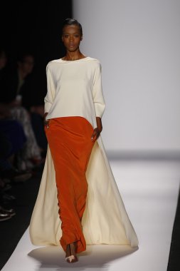 carolina herrera göstermek de pist model yürür