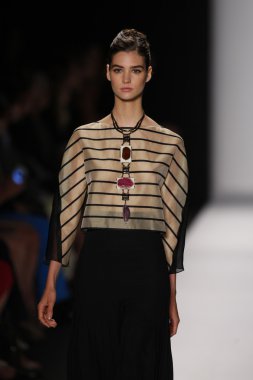 carolina herrera göstermek de pist model yürür