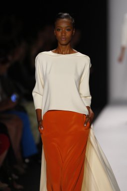 carolina herrera göstermek de pist model yürür