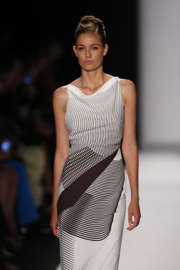 carolina herrera göstermek de pist model yürür