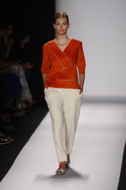carolina herrera göstermek de pist model yürür