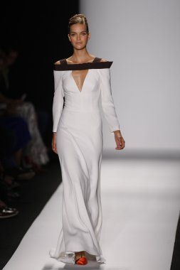carolina herrera göstermek de pist model yürür