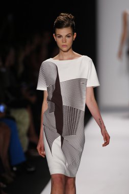 carolina herrera göstermek de pist model yürür