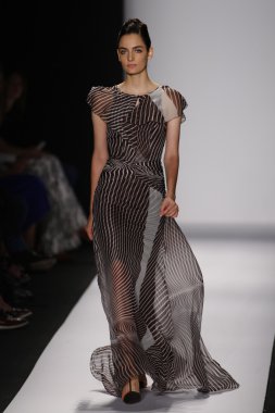 carolina herrera göstermek de pist model yürür