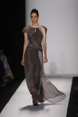 carolina herrera göstermek de pist model yürür