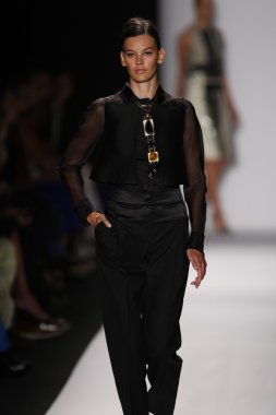 carolina herrera göstermek de pist model yürür
